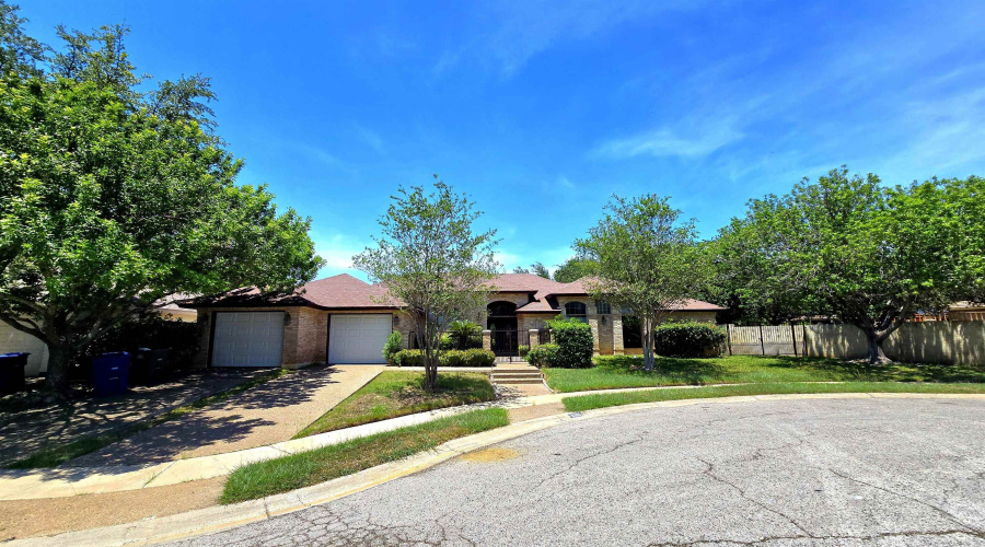 8101 Purtzer Dr, Laredo, Texas 78045, 4 Bedrooms Bedrooms, 4 Rooms Rooms,4 BathroomsBathrooms,Residential,For Sale,8101 Purtzer Dr,20262120