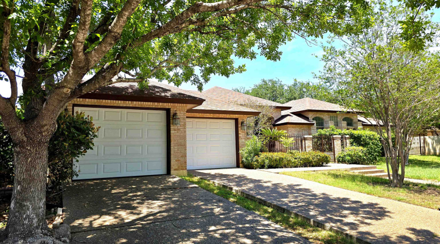 8101 Purtzer Dr, Laredo, Texas 78045, 4 Bedrooms Bedrooms, 4 Rooms Rooms,4 BathroomsBathrooms,Residential,For Sale,8101 Purtzer Dr,20262120