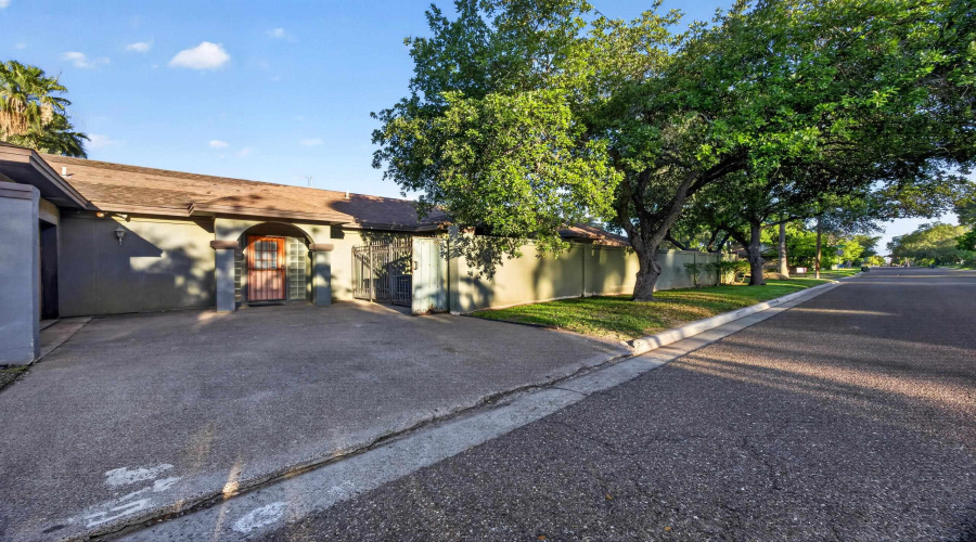 2602 Reynolds St, Laredo, Texas 78043, 3 Bedrooms Bedrooms, 10 Rooms Rooms,3 BathroomsBathrooms,Residential,For Sale,2602 Reynolds St,20262121