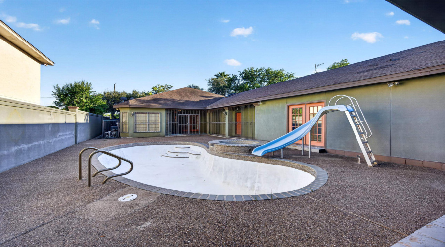 2602 Reynolds St, Laredo, Texas 78043, 3 Bedrooms Bedrooms, 10 Rooms Rooms,3 BathroomsBathrooms,Residential,For Sale,2602 Reynolds St,20262121