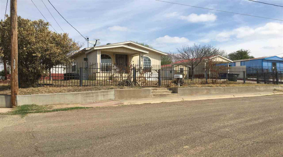 602 Mier St, Laredo, Texas 78040, 2 Bedrooms Bedrooms, 5 Rooms Rooms,1 BathroomBathrooms,Residential,For Rent,602 Mier St,20262126