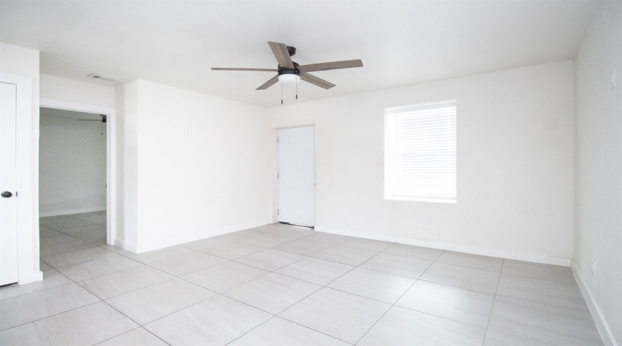 520 E Travis St, Laredo, Texas 78040, 2 Bedrooms Bedrooms, 3 Rooms Rooms,1 BathroomBathrooms,Residential,For Rent,520 E Travis St,20262127