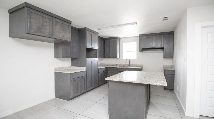 520 E Travis St, Laredo, Texas 78040, 2 Bedrooms Bedrooms, 3 Rooms Rooms,1 BathroomBathrooms,Residential,For Rent,520 E Travis St,20262127