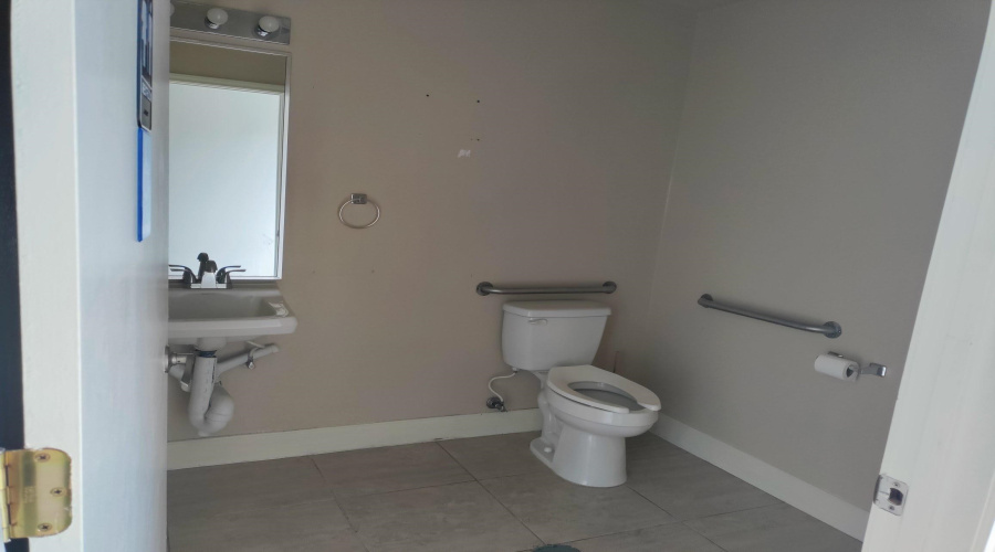 719 Chihuahua St, Laredo, Texas 78040, 6 Rooms Rooms,1 BathroomBathrooms,Commercial retail/office,For Rent,719 Chihuahua St,20262128