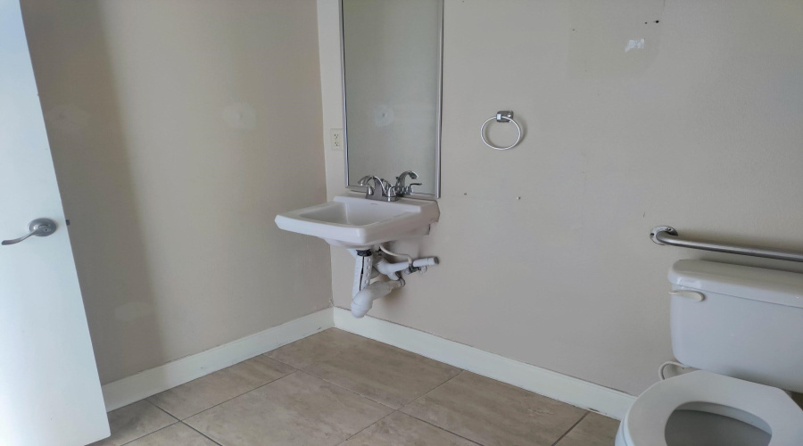 719 Chihuahua St, Laredo, Texas 78040, 6 Rooms Rooms,1 BathroomBathrooms,Commercial retail/office,For Rent,719 Chihuahua St,20262128