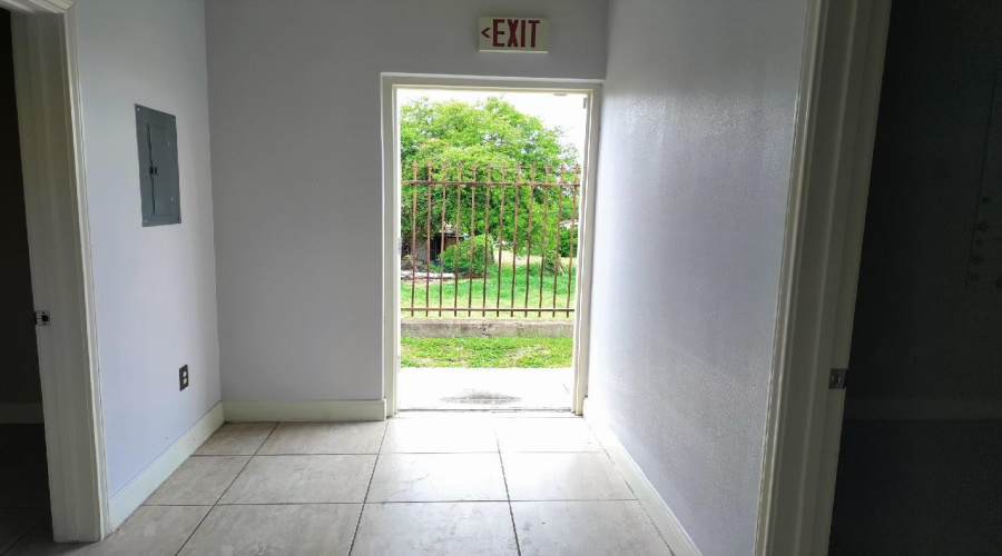 719 Chihuahua St, Laredo, Texas 78040, 6 Rooms Rooms,1 BathroomBathrooms,Commercial retail/office,For Rent,719 Chihuahua St,20262128