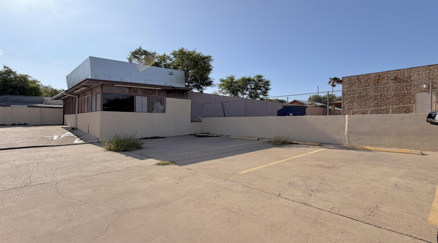 401 Stewart St, Laredo, Texas 78040, ,2 BathroomsBathrooms,Commercial retail/office,For Rent,401 Stewart St,20262138