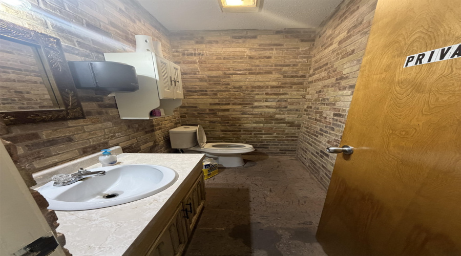 2606 San Bernardo Ave, LAREDO, Texas 78040, ,3 BathroomsBathrooms,Commercial retail/office,For Rent,2606 San Bernardo Ave,20262151