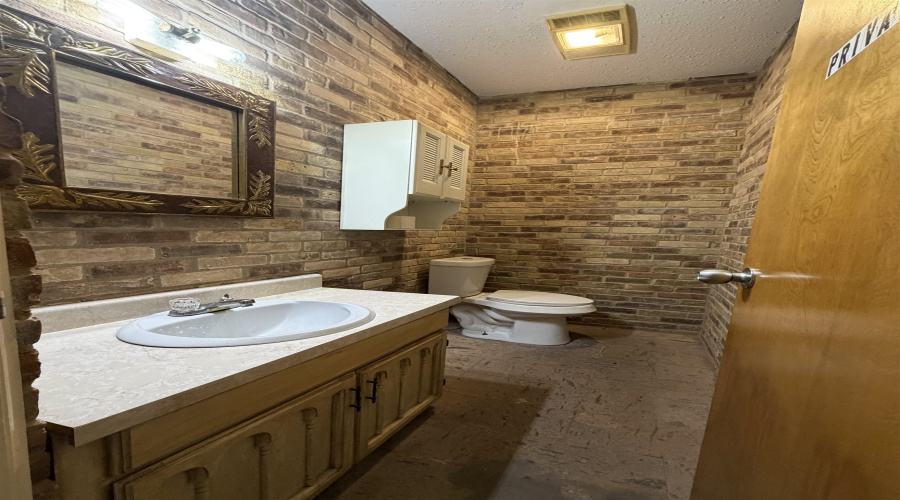 2606 San Bernardo Ave, LAREDO, Texas 78040, ,3 BathroomsBathrooms,Commercial retail/office,For Rent,2606 San Bernardo Ave,20262151