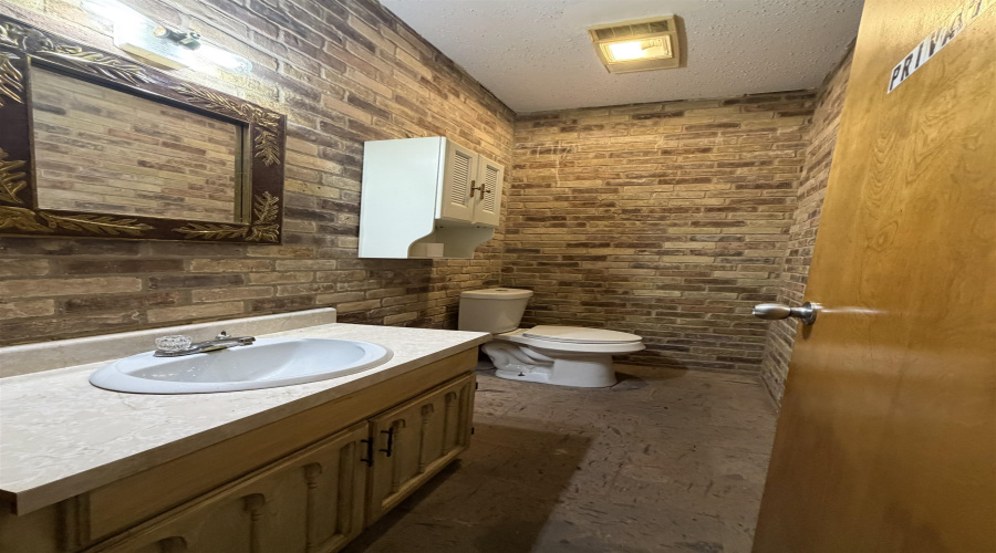 2606 San Bernardo Ave, LAREDO, Texas 78040, ,3 BathroomsBathrooms,Commercial retail/office,For Rent,2606 San Bernardo Ave,20262151