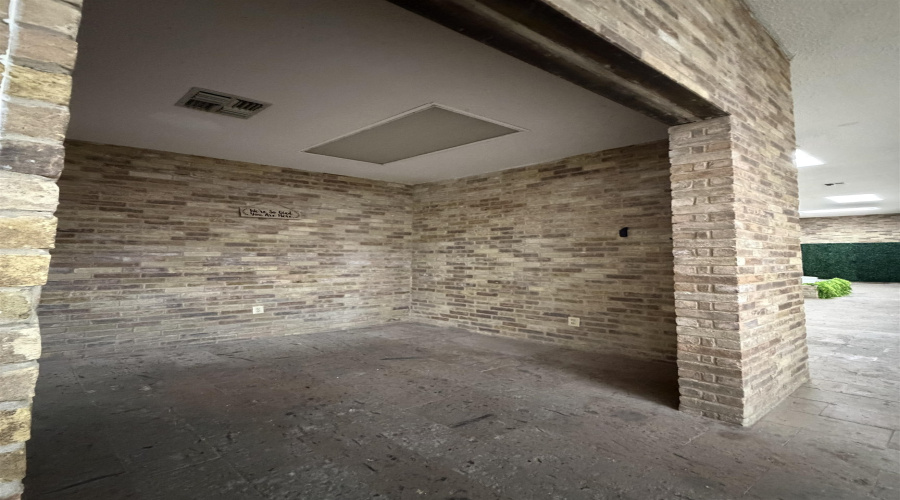 2606 San Bernardo Ave, LAREDO, Texas 78040, ,3 BathroomsBathrooms,Commercial retail/office,For Rent,2606 San Bernardo Ave,20262151