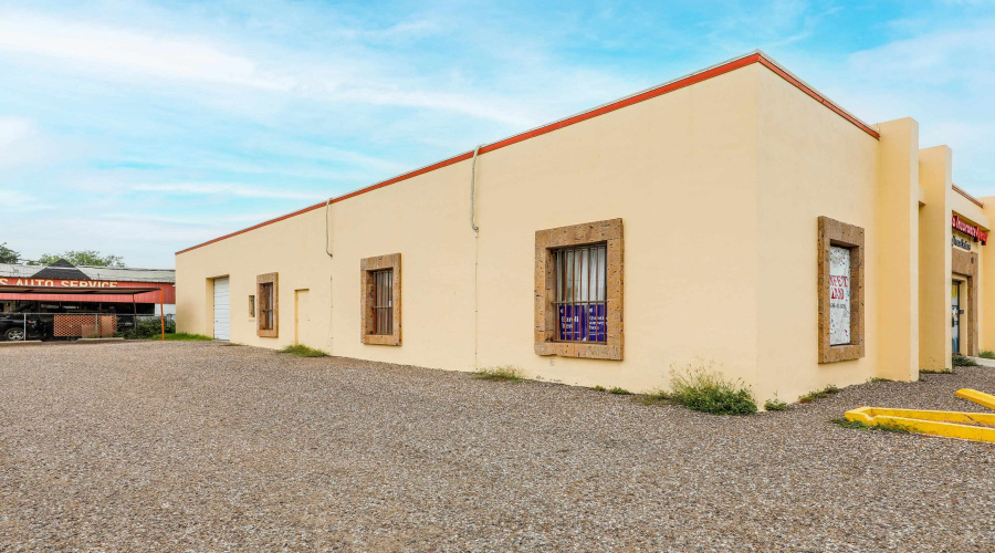 2606 San Bernardo Ave, LAREDO, Texas 78040, ,3 BathroomsBathrooms,Commercial retail/office,For Rent,2606 San Bernardo Ave,20262151