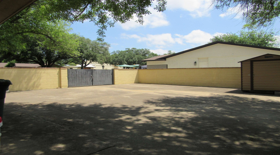 405 Longshadow Rd, Laredo, Texas 78041, 4 Bedrooms Bedrooms, 9 Rooms Rooms,3 BathroomsBathrooms,Residential,For Sale,405 Longshadow Rd,20262144