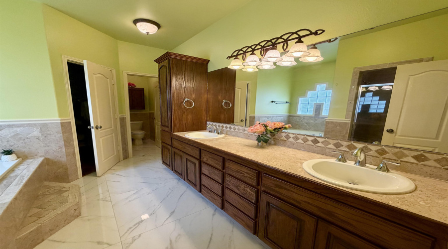 108 Watson Lake Dr, LAREDO, Texas 78045, 3 Bedrooms Bedrooms, 8 Rooms Rooms,3 BathroomsBathrooms,Residential,For Sale,108 Watson Lake Dr,20262145