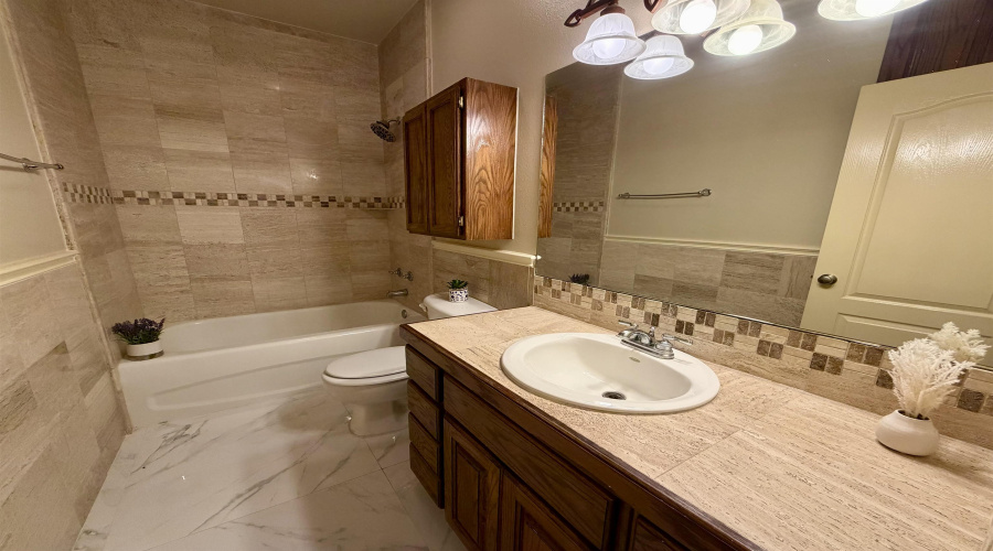 108 Watson Lake Dr, LAREDO, Texas 78045, 3 Bedrooms Bedrooms, 8 Rooms Rooms,3 BathroomsBathrooms,Residential,For Sale,108 Watson Lake Dr,20262145