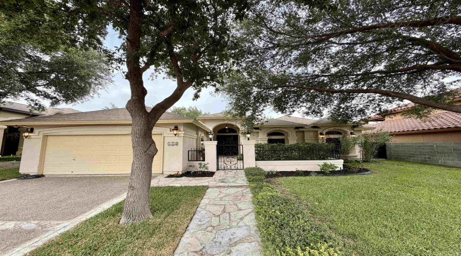 108 Watson Lake Dr, LAREDO, Texas 78045, 3 Bedrooms Bedrooms, 8 Rooms Rooms,3 BathroomsBathrooms,Residential,For Sale,108 Watson Lake Dr,20262145