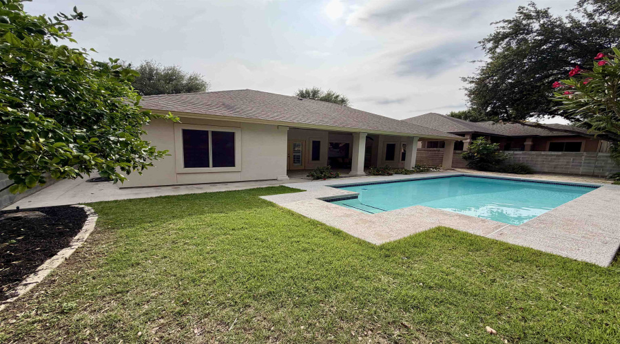 108 Watson Lake Dr, LAREDO, Texas 78045, 3 Bedrooms Bedrooms, 8 Rooms Rooms,3 BathroomsBathrooms,Residential,For Sale,108 Watson Lake Dr,20262145