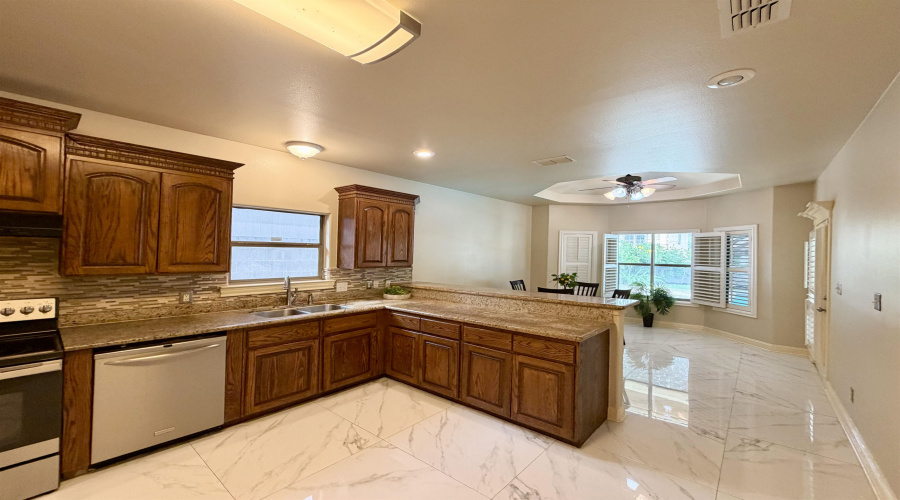 108 Watson Lake Dr, LAREDO, Texas 78045, 3 Bedrooms Bedrooms, 8 Rooms Rooms,3 BathroomsBathrooms,Residential,For Sale,108 Watson Lake Dr,20262145