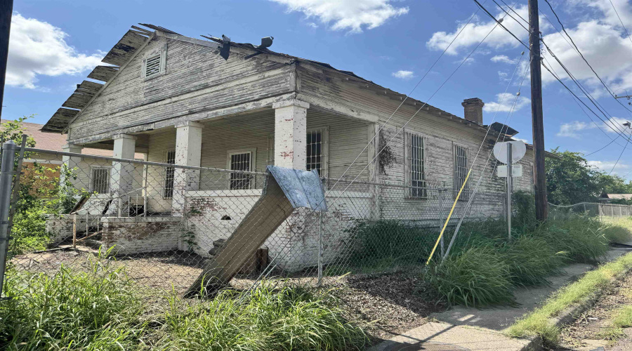 2019 Victoria St, Laredo, Texas 78040, 2 Bedrooms Bedrooms, 3 Rooms Rooms,1 BathroomBathrooms,Residential,For Sale,2019 Victoria St,20262153