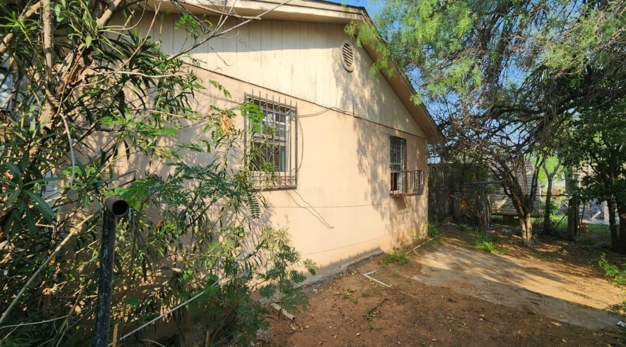 902 Laredo Ave, Zapata, Texas 78076, 4 Bedrooms Bedrooms, 6 Rooms Rooms,2 BathroomsBathrooms,Residential,For Sale,902 Laredo Ave,20262157