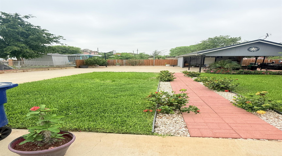 111 E Gustavus St, LAREDO, Texas 78040, 2 Bedrooms Bedrooms, 3 Rooms Rooms,1 BathroomBathrooms,Residential,For Sale,111 E Gustavus St,20262164