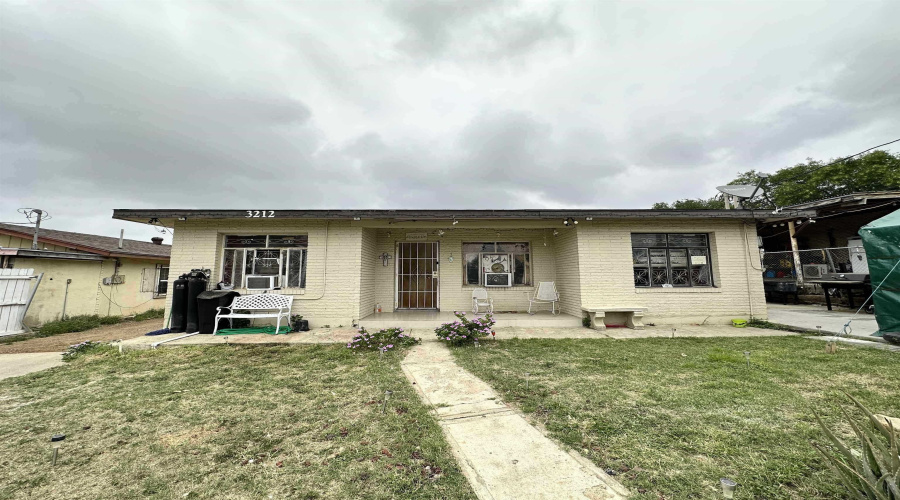 3212 Pecan St, Laredo, Texas 78046, 3 Bedrooms Bedrooms, 5 Rooms Rooms,1 BathroomBathrooms,Residential,For Rent,3212 Pecan St,20262168
