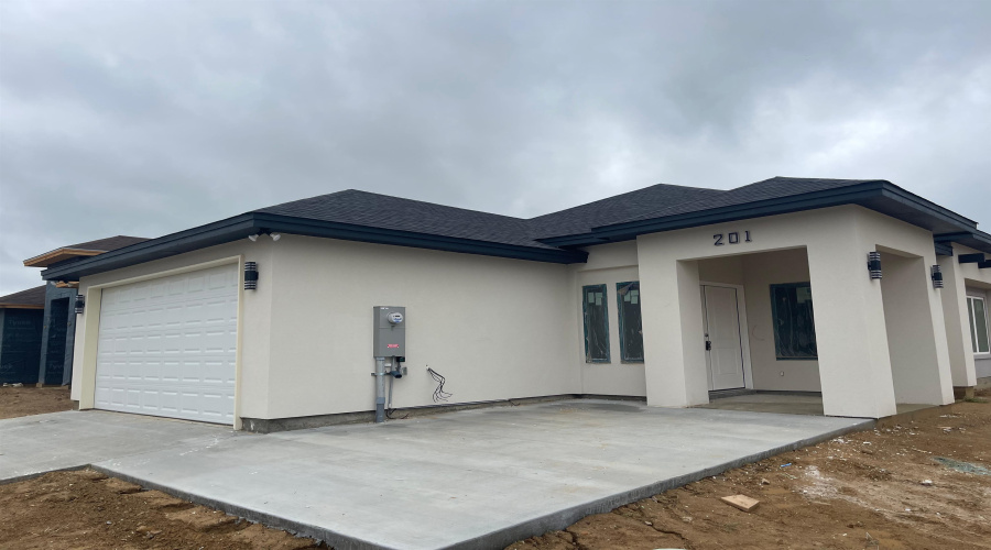 201 Lusitano Dr., Laredo, Texas 78046, 3 Bedrooms Bedrooms, 4 Rooms Rooms,2 BathroomsBathrooms,Residential,For Sale,201 Lusitano Dr.,20262174