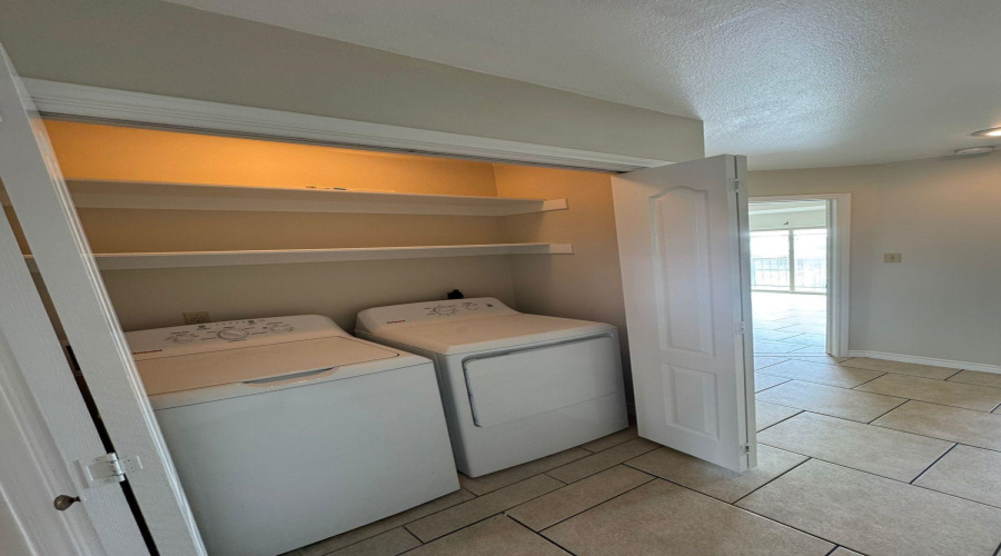 9805 Sterling St., Laredo, Texas 78045-0000, 3 Bedrooms Bedrooms, 5 Rooms Rooms,2 BathroomsBathrooms,Residential,For Rent,9805 Sterling St.,20262176