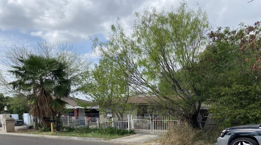 3220 Chestnut St, Laredo, Texas 78046, 3 Bedrooms Bedrooms, 4 Rooms Rooms,2 BathroomsBathrooms,Residential,For Sale,3220 Chestnut St,20262178
