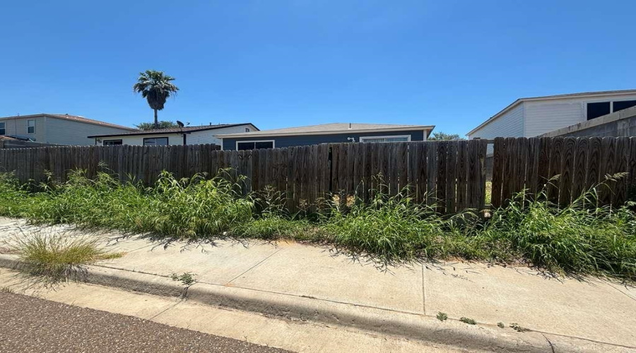3243 Saint Kathryn Lp, Laredo, Texas 78046, 3 Bedrooms Bedrooms, 5 Rooms Rooms,2 BathroomsBathrooms,Residential,For Sale,3243 Saint Kathryn Lp,20262193