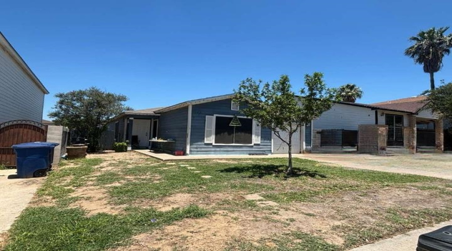 3243 Saint Kathryn Lp, Laredo, Texas 78046, 3 Bedrooms Bedrooms, 5 Rooms Rooms,2 BathroomsBathrooms,Residential,For Sale,3243 Saint Kathryn Lp,20262193