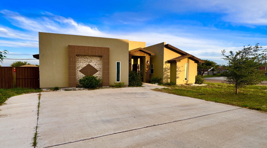 4725 Los Laureles Ln, LAREDO, Texas 78046, 4 Bedrooms Bedrooms, 7 Rooms Rooms,2 BathroomsBathrooms,Residential,For Sale,4725 Los Laureles Ln,20262195