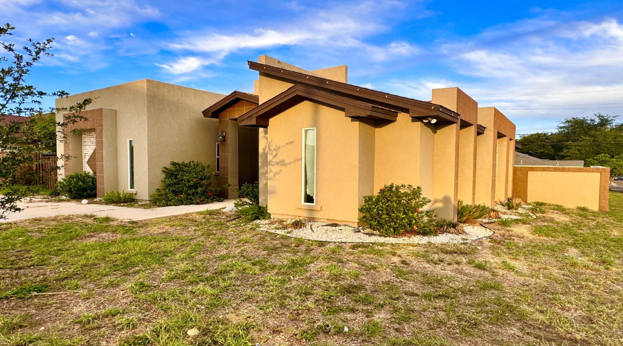 4725 Los Laureles Ln, LAREDO, Texas 78046, 4 Bedrooms Bedrooms, 7 Rooms Rooms,2 BathroomsBathrooms,Residential,For Sale,4725 Los Laureles Ln,20262195