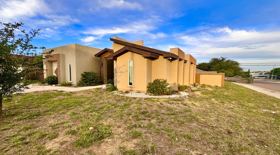 4725 Los Laureles Ln, LAREDO, Texas 78046, 4 Bedrooms Bedrooms, 7 Rooms Rooms,2 BathroomsBathrooms,Residential,For Sale,4725 Los Laureles Ln,20262195