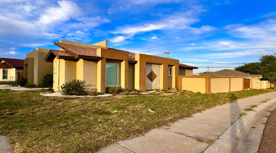 4725 Los Laureles Ln, LAREDO, Texas 78046, 4 Bedrooms Bedrooms, 7 Rooms Rooms,2 BathroomsBathrooms,Residential,For Sale,4725 Los Laureles Ln,20262195