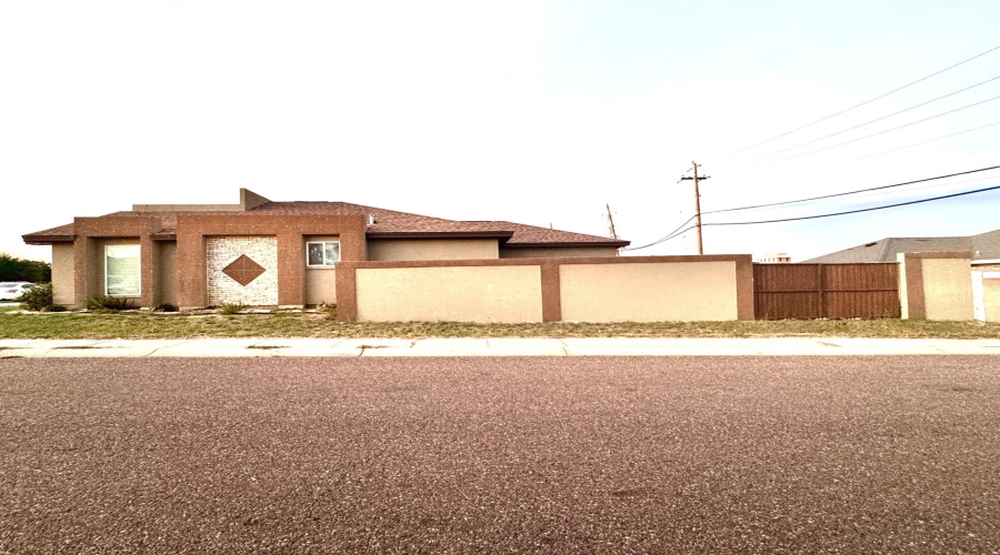 4725 Los Laureles Ln, LAREDO, Texas 78046, 4 Bedrooms Bedrooms, 7 Rooms Rooms,2 BathroomsBathrooms,Residential,For Sale,4725 Los Laureles Ln,20262195