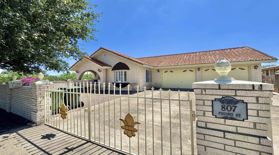 807 Fresno St., ZAPATA, Texas 78077-6, 2 Bedrooms Bedrooms, 3 Rooms Rooms,2 BathroomsBathrooms,Residential,For Rent,807 Fresno St.,20262201