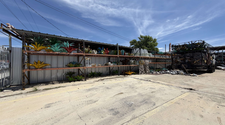 1911 San Bernardo Ave, Laredo, Texas 78040, 1 Room Rooms,2 BathroomsBathrooms,Commercial retail/office,For Sale,1911 San Bernardo Ave,20262205