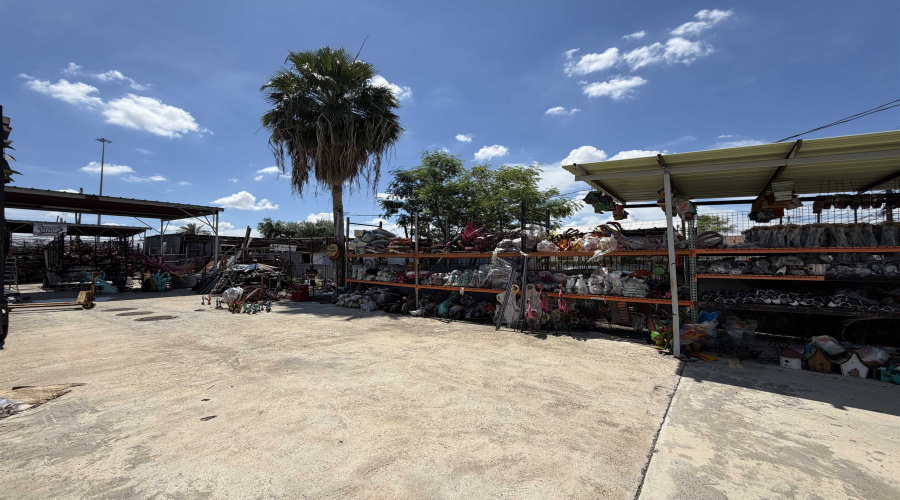 1911 San Bernardo Ave, Laredo, Texas 78040, 1 Room Rooms,2 BathroomsBathrooms,Commercial retail/office,For Sale,1911 San Bernardo Ave,20262205