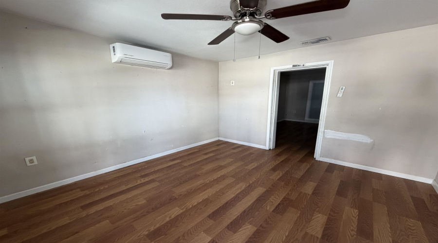 1911 San Bernardo Ave, Laredo, Texas 78040, 1 Room Rooms,2 BathroomsBathrooms,Commercial retail/office,For Sale,1911 San Bernardo Ave,20262205