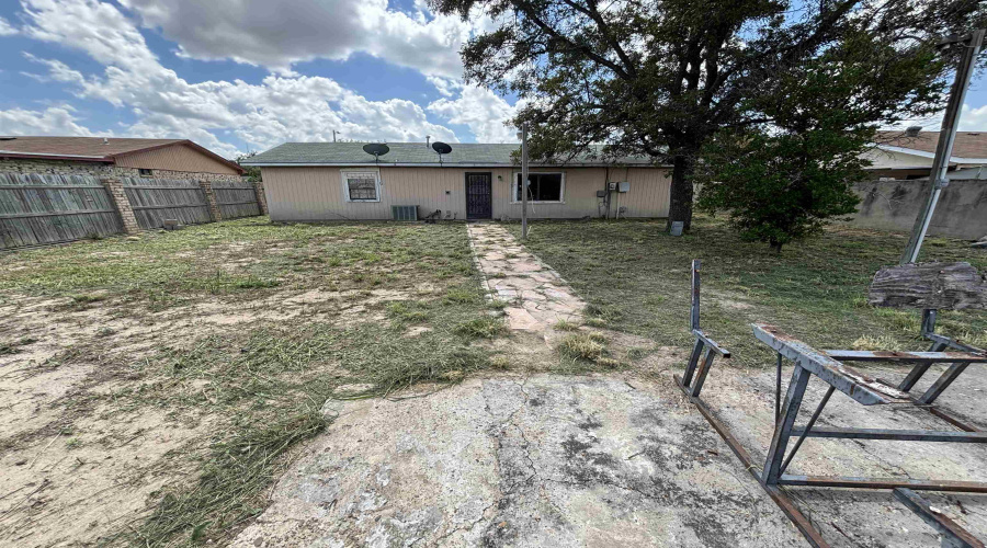 128 Franklin St, LAREDO, Texas 78041-6471, 3 Bedrooms Bedrooms, 5 Rooms Rooms,1 BathroomBathrooms,Residential,For Sale,128 Franklin St,20262206