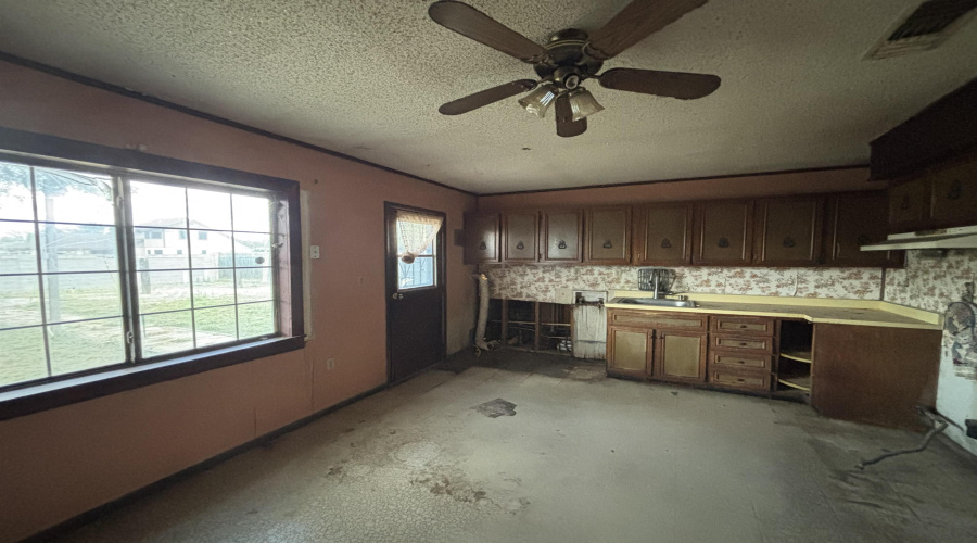 128 Franklin St, LAREDO, Texas 78041-6471, 3 Bedrooms Bedrooms, 5 Rooms Rooms,1 BathroomBathrooms,Residential,For Sale,128 Franklin St,20262206
