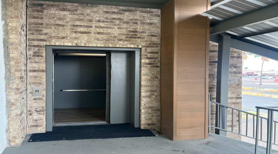 5601 San Dario Ave, Laredo, Texas 78041, 6 Rooms Rooms,3 BathroomsBathrooms,Commercial retail/office,For Rent,5601 San Dario Ave,20262214
