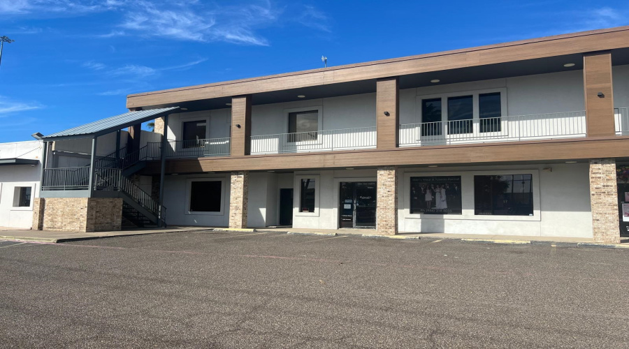5601 San Dario Ave, Laredo, Texas 78041, 6 Rooms Rooms,3 BathroomsBathrooms,Commercial retail/office,For Rent,5601 San Dario Ave,20262214