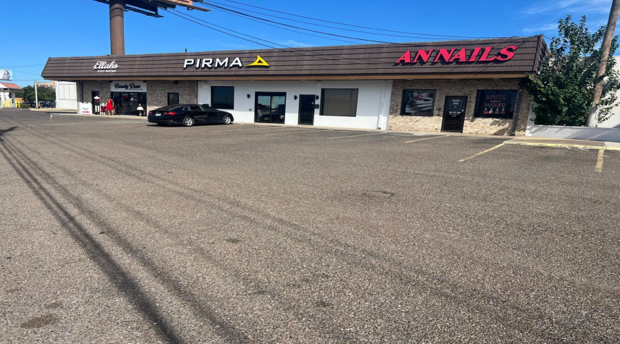 5601 San Dario Ave, Laredo, Texas 78041, 6 Rooms Rooms,3 BathroomsBathrooms,Commercial retail/office,For Rent,5601 San Dario Ave,20262214