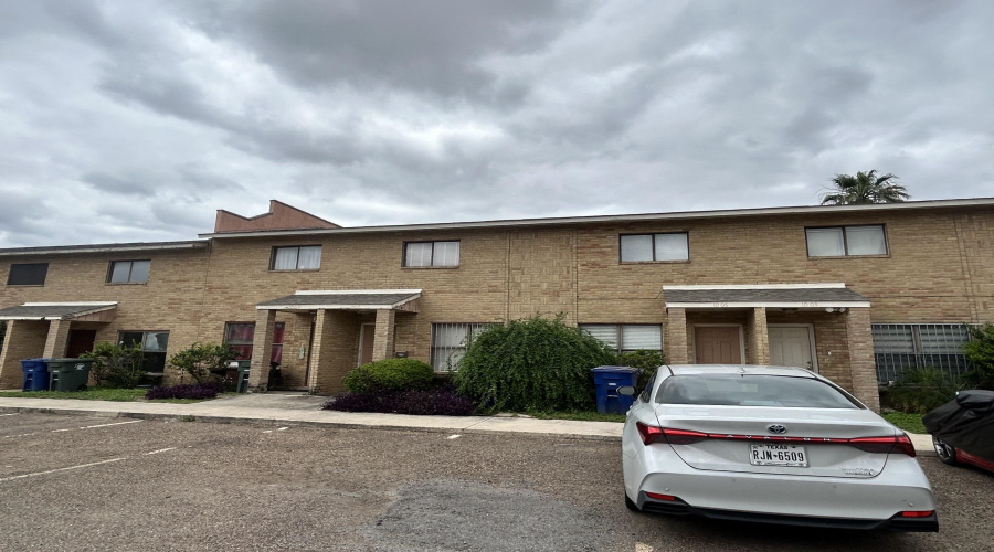 1005 Castle Heights Dr, Laredo, Texas 78041, 2 Bedrooms Bedrooms, 4 Rooms Rooms,1 BathroomBathrooms,Residential,For Sale,1005 Castle Heights Dr,20262211