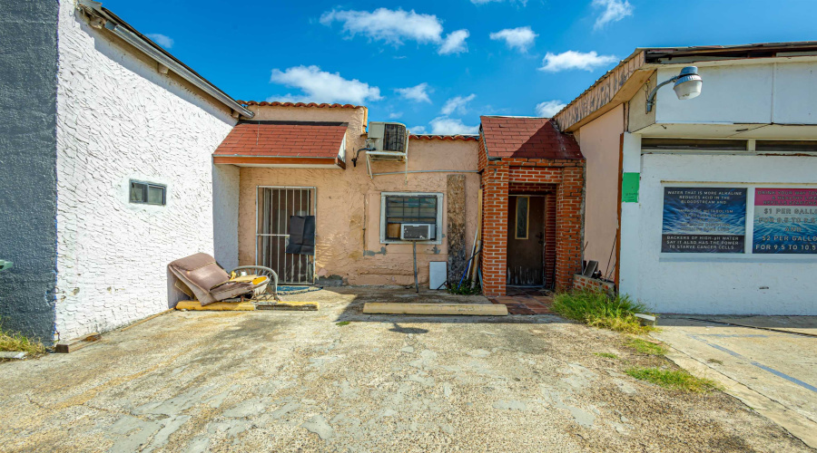 1801 San Bernardo Ave, LAREDO, Texas 78040, 6 Rooms Rooms,4 BathroomsBathrooms,Commercial retail/office,For Sale,1801 San Bernardo Ave,20262227