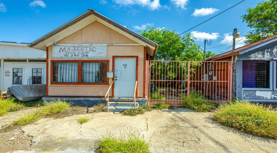 1801 San Bernardo Ave, LAREDO, Texas 78040, 6 Rooms Rooms,4 BathroomsBathrooms,Commercial retail/office,For Sale,1801 San Bernardo Ave,20262227