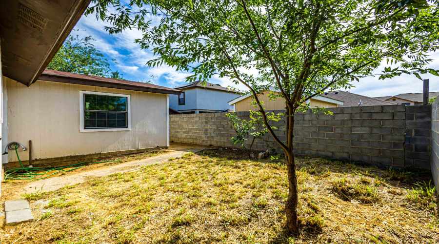 344 Lily Ln, LAREDO, Texas 78046, 2 Bedrooms Bedrooms, 6 Rooms Rooms,2 BathroomsBathrooms,Residential,For Sale,344 Lily Ln,20262226