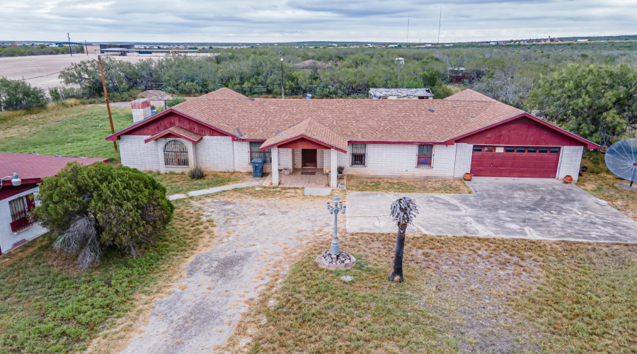 587 Garza Jones Ln., LAREDO, Texas 78045, 4 Bedrooms Bedrooms, 8 Rooms Rooms,3 BathroomsBathrooms,Residential,For Sale,587 Garza Jones Ln.,20262228